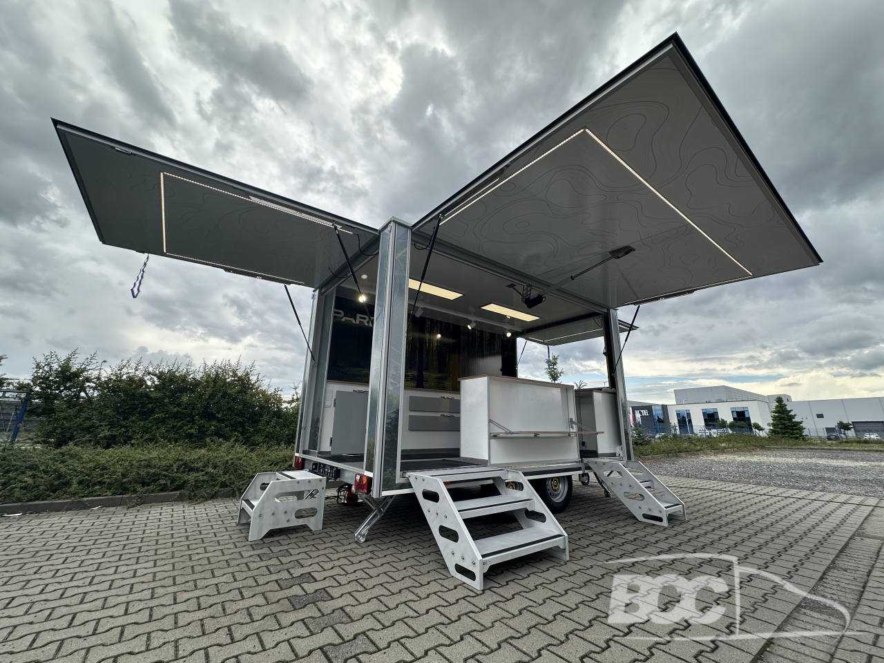 PRZYCZEPY EVENTOWE NA ZAMÓWIENIE - mobilne centra Twojej marki